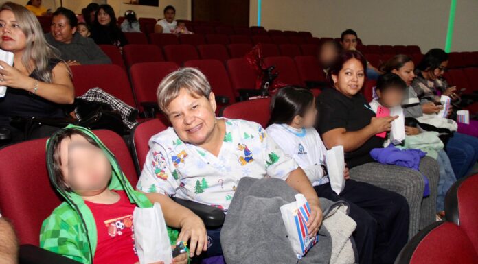 Disfrutan en Silao de cine gratis por temporada navideña