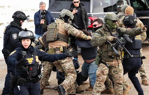 Federales matan a tiros a hombre en Mineápolis