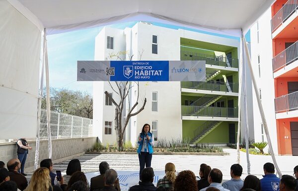 Entrega Ale Gutiérrez departamentos promovidos por IMUVI