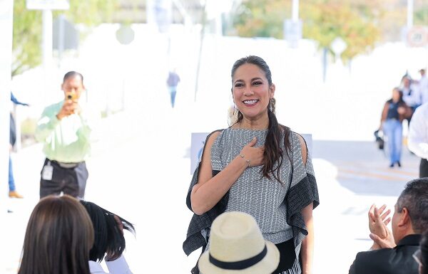 Celebra Libia Dennise fundación de Comonfort con su gente