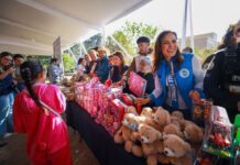 Comparte Ale Gutiérrez alegría de reyes magos con León