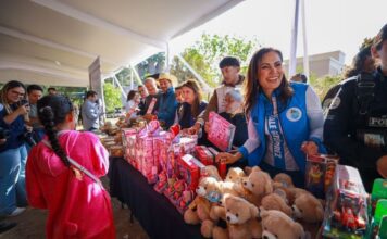 Comparte Ale Gutiérrez alegría de reyes magos con León
