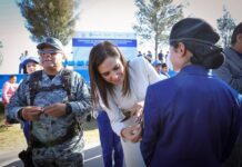 Entrega Ale Gutiérrez insignias a estudiantes de bachillerato bivalente