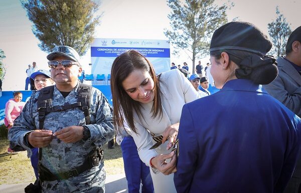 Entrega Ale Gutiérrez insignias a estudiantes de bachillerato bivalente