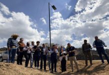 Instalan en Coroneo nuevas luminarias; funcionan con energía solar