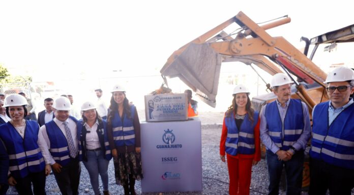 Coloca Libia Dennise primera piedra de Casa del Jubilado en Silao