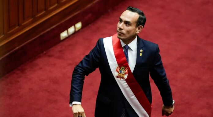 Destituyen a presidente de Perú por actos de corrupción