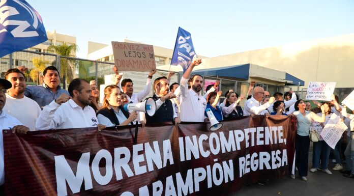 Congresistas del PAN protestan contra política de salud federal