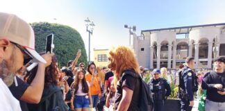 Visibilizan subcultura therion en el Arco de la Calzada de León