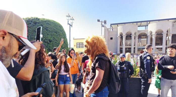 Visibilizan subcultura therion en el Arco de la Calzada de León