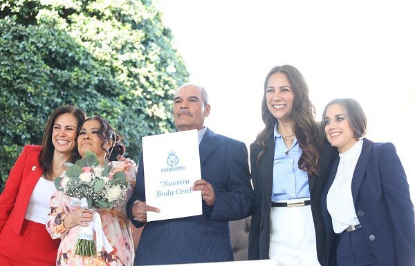 ¡Que vivan los novios!; 150 parejas se casan en el Arco de la Calzada