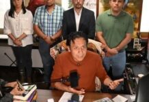 Marx Arriaga continúa apertrechado en oficina pública este lunes