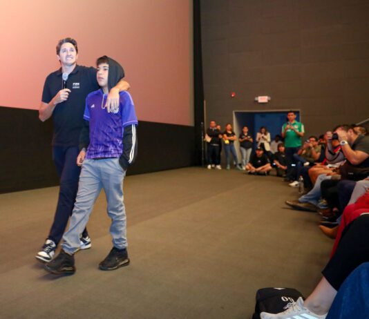 Edmílson imparte charla para inspirar a infancias de León