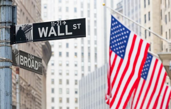 Wall Street en números rojos; Bolsa Mexicana de Valores avanza