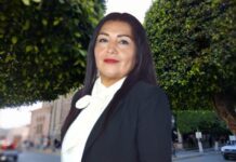 Regidora María Monreal, de Silao, escandaliza en oficina pública