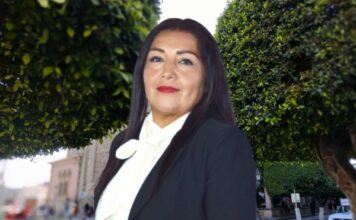 Regidora María Monreal, de Silao, escandaliza en oficina pública