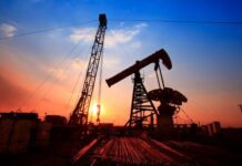 Sube precio del petróleo y mercados anticipan lunes negro