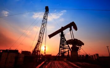 Sube precio del petróleo y mercados anticipan lunes negro