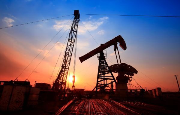 Sube precio del petróleo y mercados anticipan lunes negro