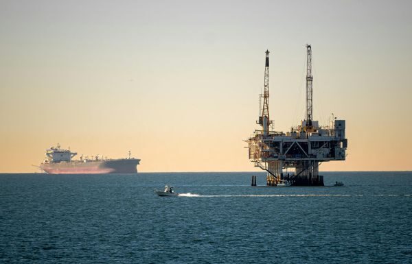 Se dispara precio del petróleo por conflicto en Oriente Medio