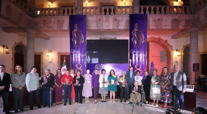 Samantha Smith entrega premio “Voces de mujer” en la capital