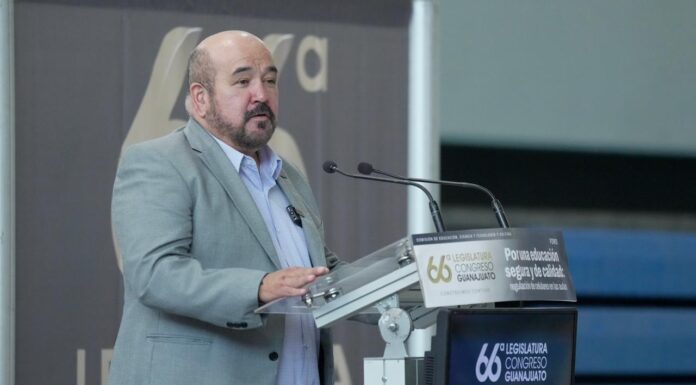 Realizan diputados foro por iniciativa para regular celulares en escuelas