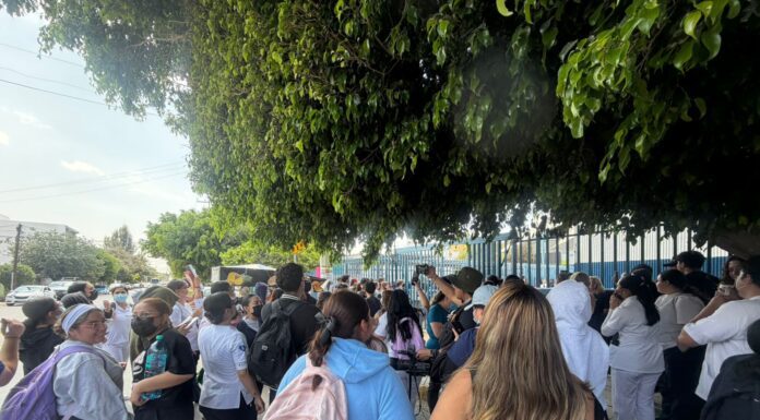 Estudiantes de la UIN se manifiestan contra su director; quieren que dimita