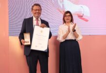 Élmer Mendoza recibe Premio Jorge Ibargüengoitia otorgado por la UG