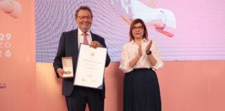 Élmer Mendoza recibe Premio Jorge Ibargüengoitia otorgado por la UG