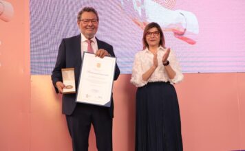 Élmer Mendoza recibe Premio Jorge Ibargüengoitia otorgado por la UG