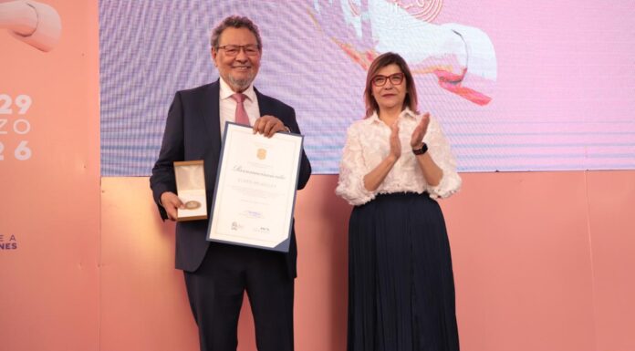 Élmer Mendoza recibe Premio Jorge Ibargüengoitia otorgado por la UG