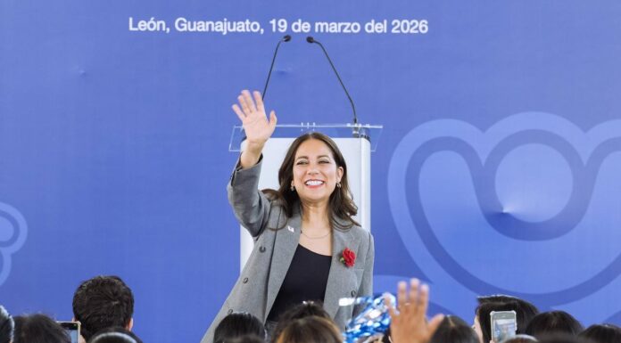 Entrega Libia Dennise apoyos con sentido social para familias guanajuatenses