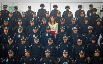 Entrega Ale Gutiérrez uniformes tácticos ergonómicos para mujeres en León