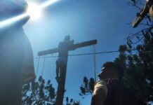 Leoneses se preparan para la representación del Viacrucis