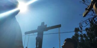 Leoneses se preparan para la representación del Viacrucis