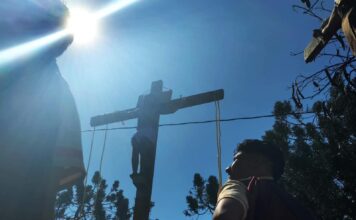Leoneses se preparan para la representación del Viacrucis