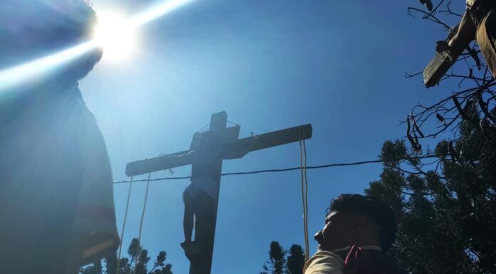 Leoneses se preparan para la representación del Viacrucis