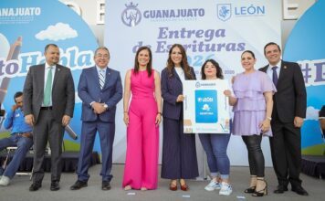 Entregan escrituras y dan certeza jurídica en León