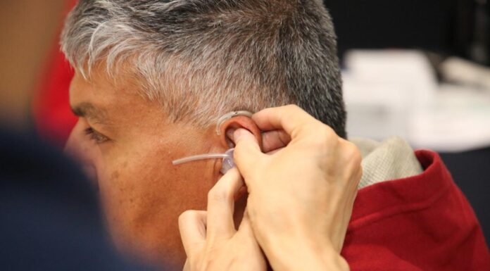 Entrega gobernadora Libia Dennise 623 aparatos auditivos