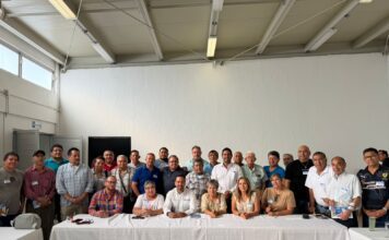 Se reúne Allan León con líderes de tianguis en el municipio