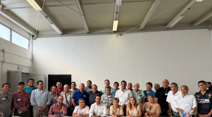 Se reúne Allan León con líderes de tianguis en el municipio