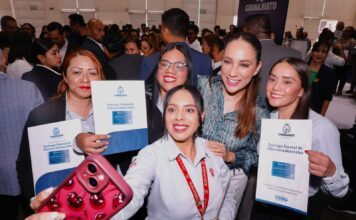 Encabeza Libia García entrega de microcredenciales en Irapuato