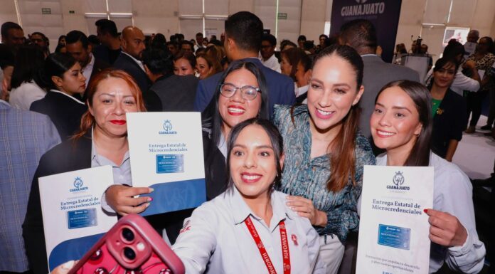 Encabeza Libia García entrega de microcredenciales en Irapuato