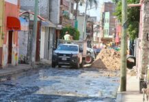 Mantiene apoyo SAPAS a vecinos de la calle Lucero en Silao