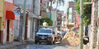 Mantiene apoyo SAPAS a vecinos de la calle Lucero en Silao