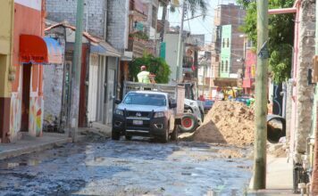 Mantiene apoyo SAPAS a vecinos de la calle Lucero en Silao