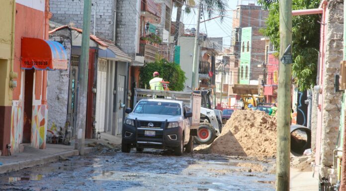 Mantiene apoyo SAPAS a vecinos de la calle Lucero en Silao
