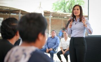Con diálogo construye Ale Gutiérrez puentes con vecinos en San Juan de Abajo