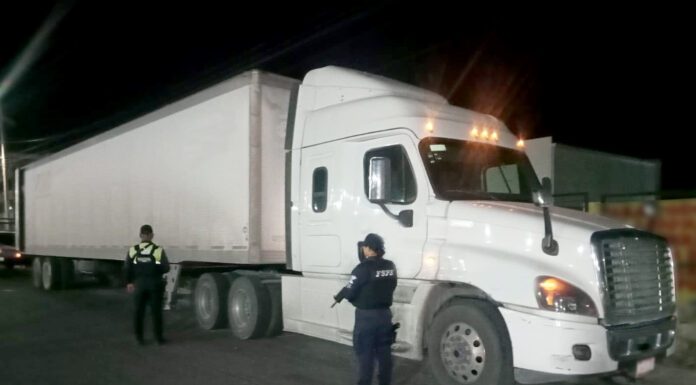 Recupera policía estatal tráiler con mercancía robada con valor de medio millón de pesos