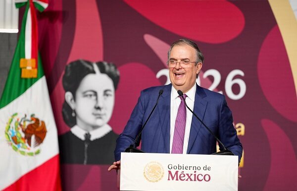 Celebra Ebrard anuncio de GM para invertir 1 MMDD en México